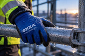 OXXA X-Pro-Winter-Dry 51-870 waterdichte werkhandschoen met rijp en waterdruppels op een bevroren steigerbuis