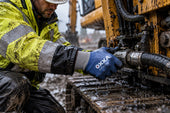 OXXA X-Pro-Dry 51-300 vloeistofdichte werkhandschoen aan een natte hydraulische koppeling