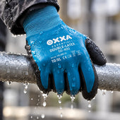 OXXA Double-Latex 50-400 vloeistofdichte werkhandschoen, druipend nat aan een metalen buis