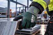 OXXA E-Nature-Dry Cut C 52-060 werkhandschoen met regendruppels op een natte metalen plaat