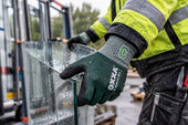 OXXA E-Nature-Dry Cut C 52-060 snijbestendige vloeistofdichte werkhandschoen tilt een natte glasplaat