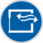 ISO 7010 M057 ventilatie verplicht — blauw-wit gebodsbord met ruimte en in- en uitgaande luchtstroom