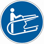 ISO 7010 M060 winkelwagen vasthouden op rolpad — blauw-wit gebodsbord met persoon die een winkelwagen vasthoudt op een rolpad