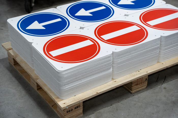 Pallet met afgewerkte borden, klaar voor verzending