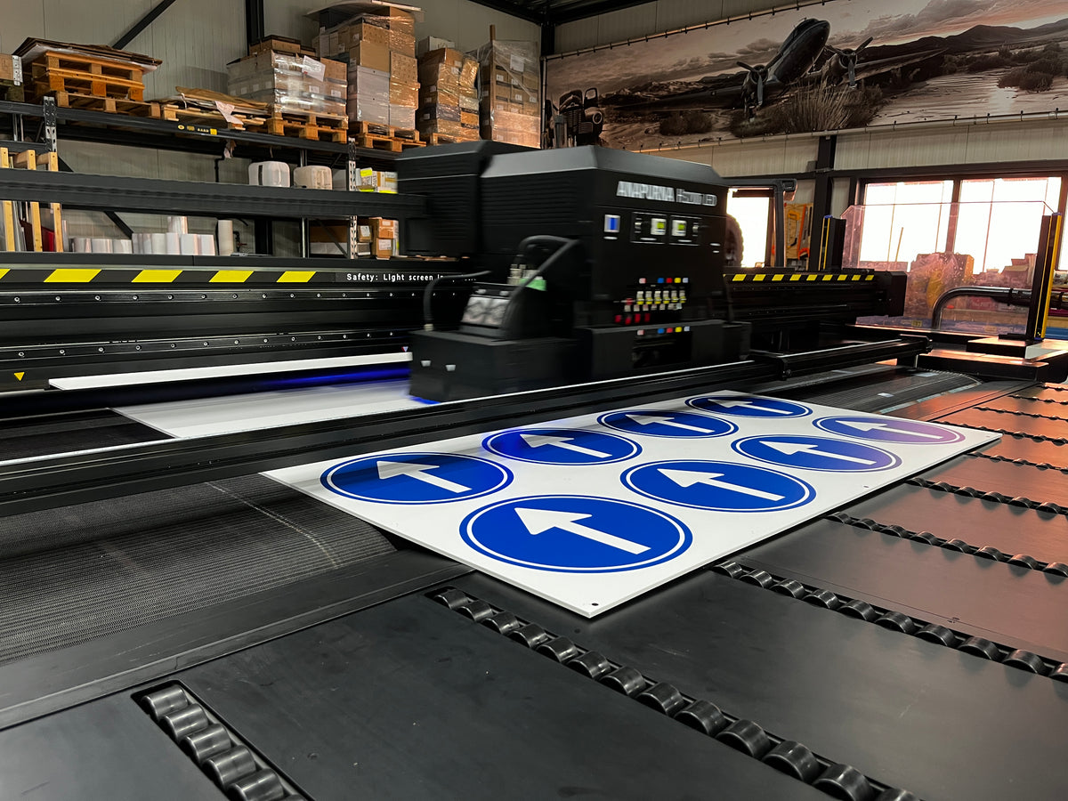 UV-LED-printer print blauwe gebodsborden met richtingspijl in de eigen productiehal van SignalWorx