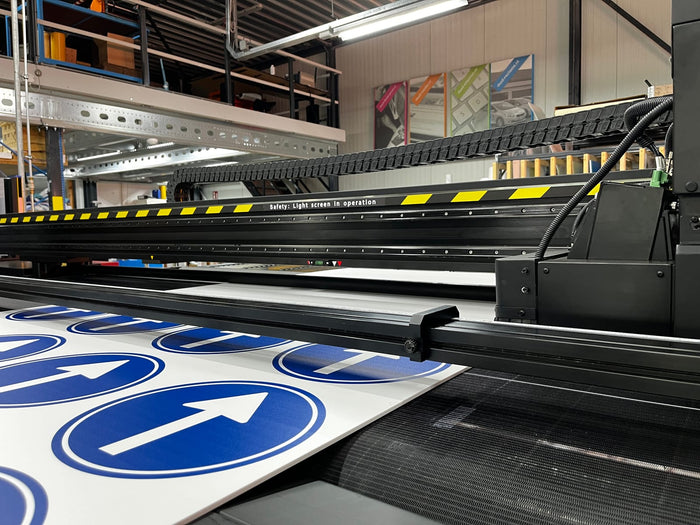 UV-LED-printer print blauwe gebodsborden in de eigen productie van SignalWorx
