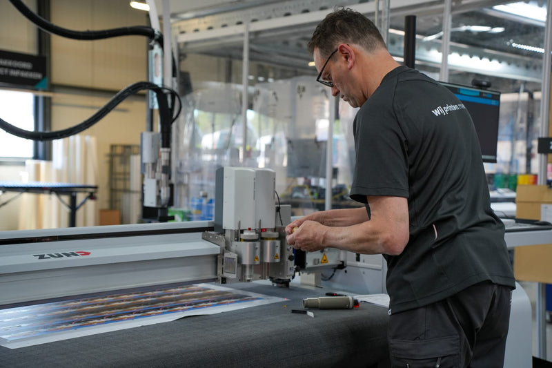 Vakman aan de snijtafel in de eigen productie van SignalWorx (DWD Groep)
